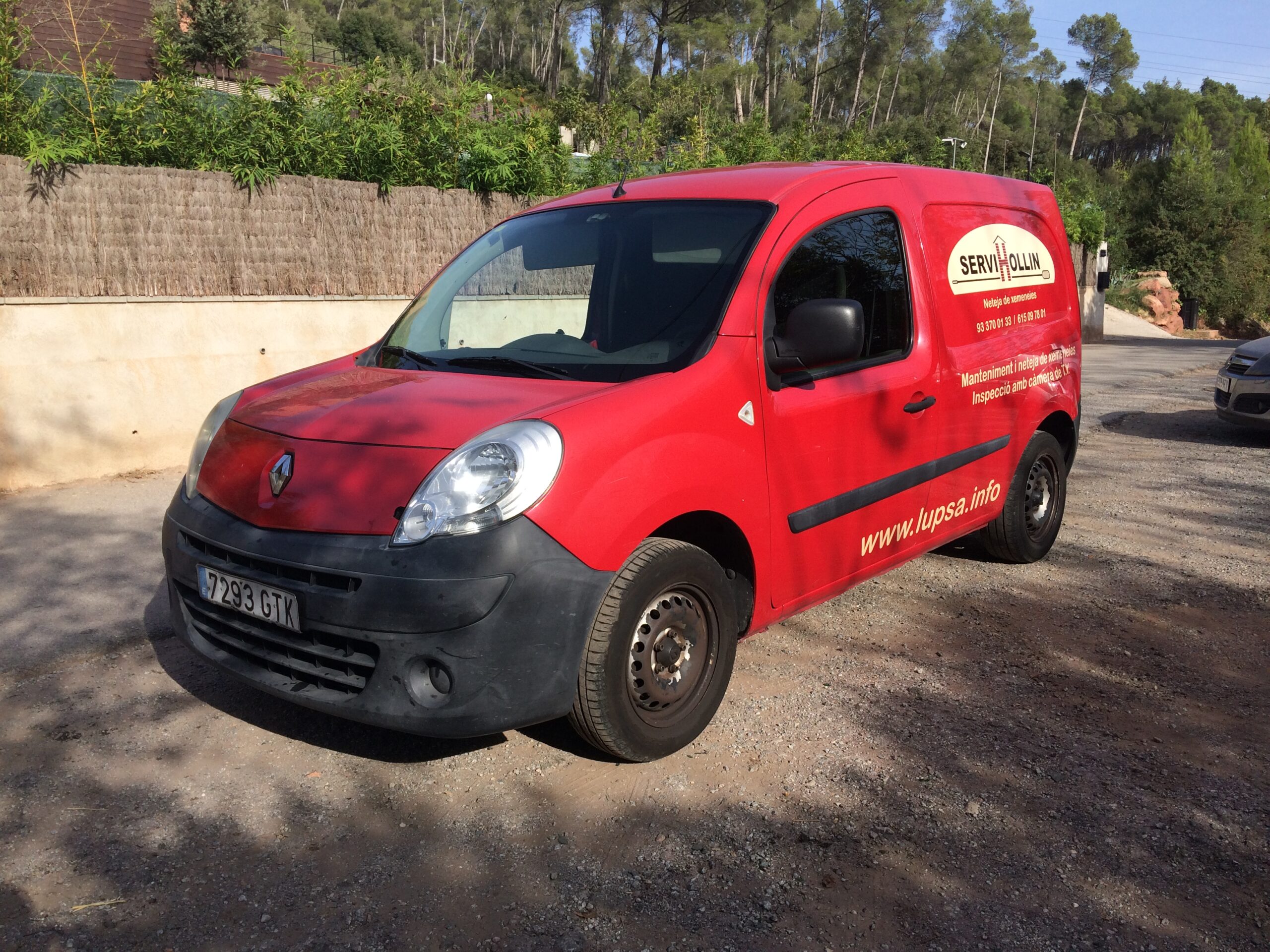 IMG_3656 Furgoneta roja de Servihollin, empresa de limpieza de chimeneas, calderas y estufas en Barcelona